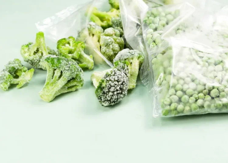 Saiba como descongelar alimentos da forma correta e evitar riscos à saúde