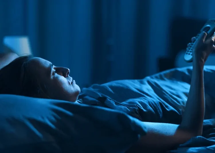Sinais que seu corpo te dá quando você dorme com a TV ligada
