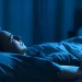 Sinais que seu corpo te dá quando você dorme com a TV ligada
