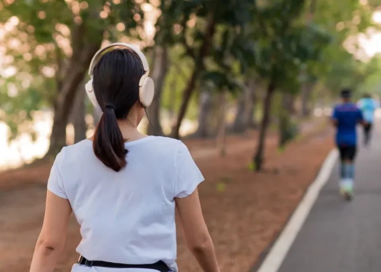 Por que caminhar é tão bom para a saúde, e o que mais é preciso fazer
