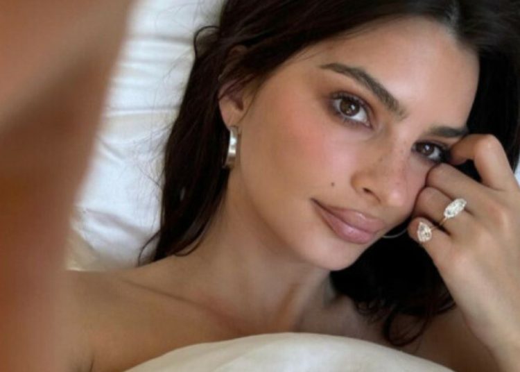Emily Ratajkowski se declara ao RJ em visita ao Brasil