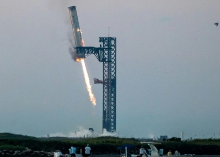 Megafoguete da SpaceX, pronto para o sétimo voo de teste