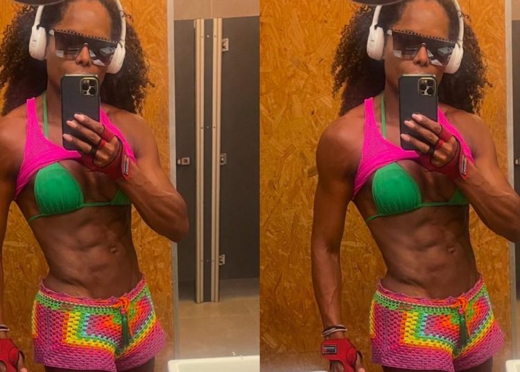 Adriana Bombom exibe abdômen trincado