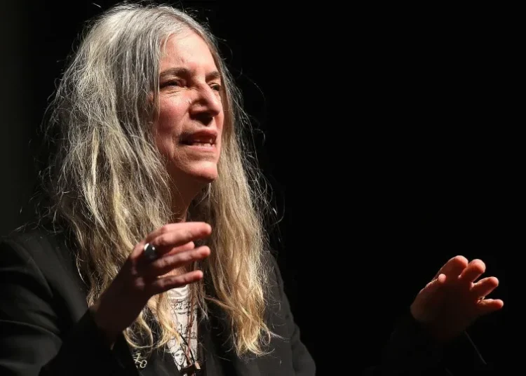 Patti Smith vai a hospital e não tem previsão para voltar aos Estados Unidos