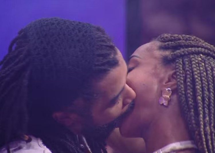 "BBB 25": Aline e Diogo protagonizam primeiro beijo da edição