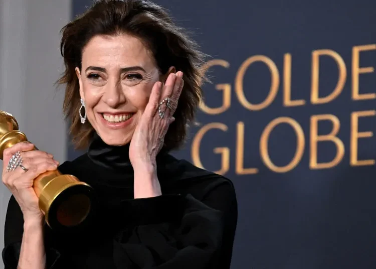 Fernanda Torres foi parada no aeroporto por carregar Globo de Ouro
