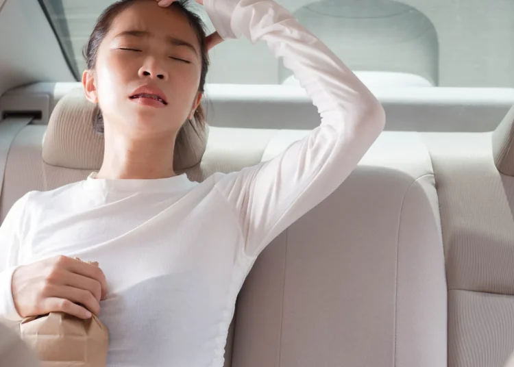 Fica enjoado em viagens de carro? Seguir estas dicas pode ajudar