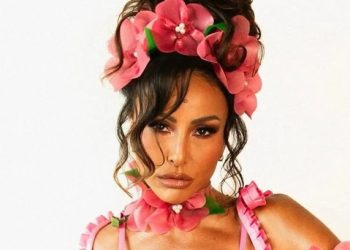 Sabrina Sato exibe look ousado e faz piada sobre casamento