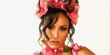 Sabrina Sato exibe look ousado e faz piada sobre casamento