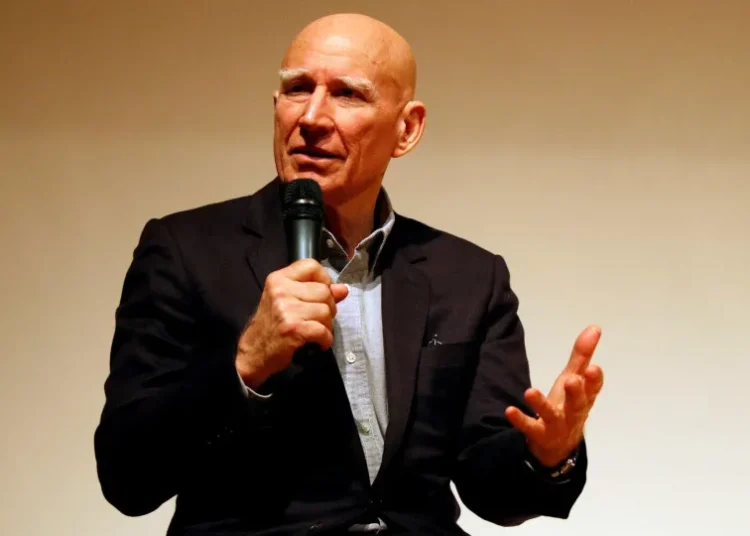 Exposição mostra olhar de Sebastião Salgado sobre Revolução dos Cravos