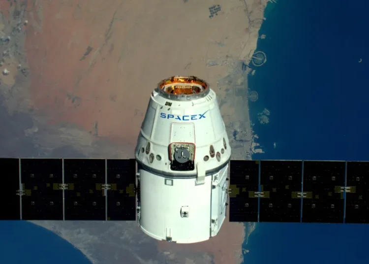 Nave da SpaceX que resgatará astronautas acopla à ISS