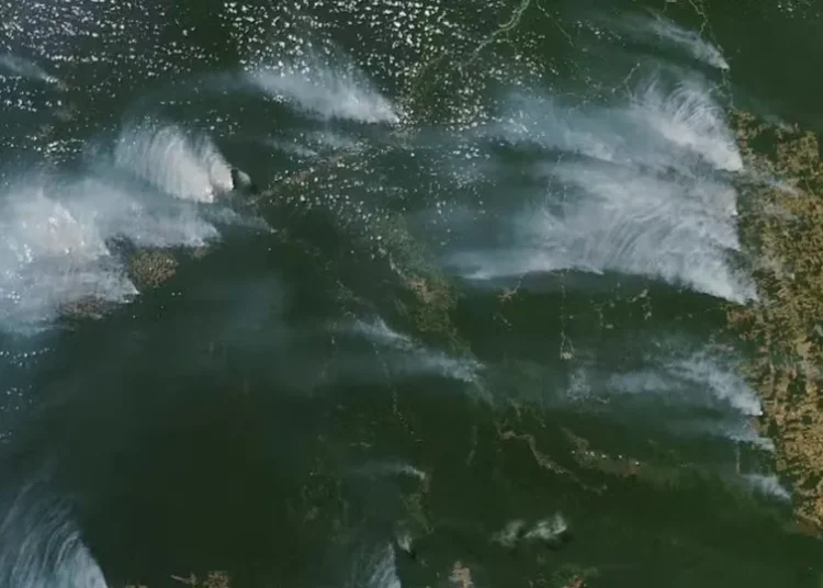 Telescópio da Nasa capta imagens de fumaça de incêndios sobre o Brasil