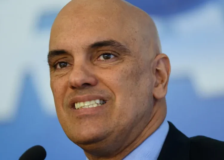 Elon Musk ironiza Moraes e compara ministro a vilões após ameaça de derrubada do X