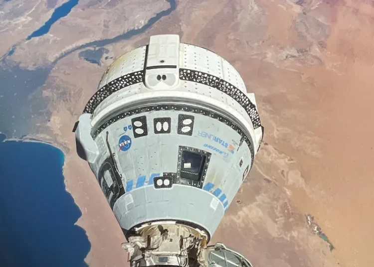 Astronautas presos no espaço podem voltar à Terra apenas em 2025