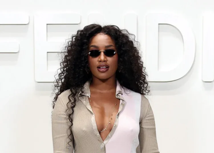 Iza mostra Nala pela primeira vez em clipe de