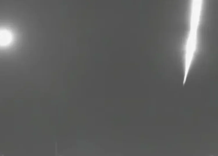 Entrada (brilhante) de meteorito na atmosfera é avistada no Brasil
