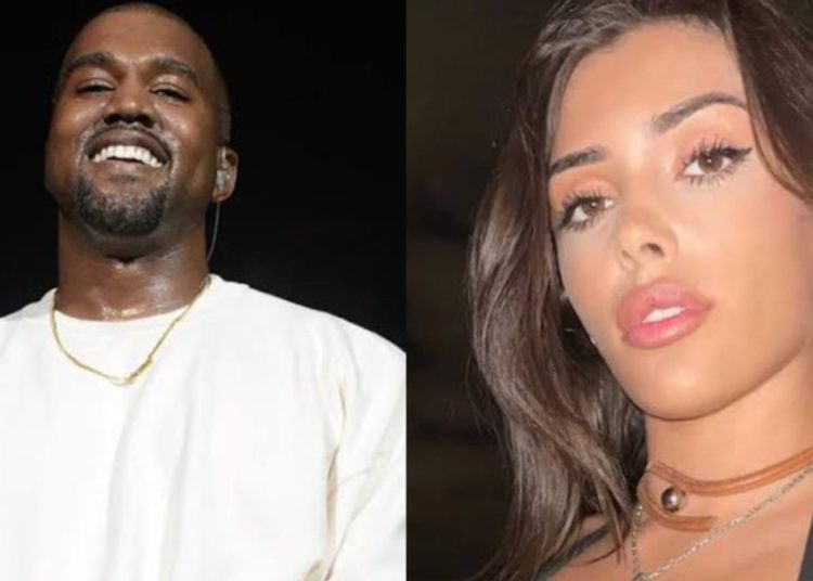 Namorada de Kanye West aparece nua em tapete vermelho do Grammy