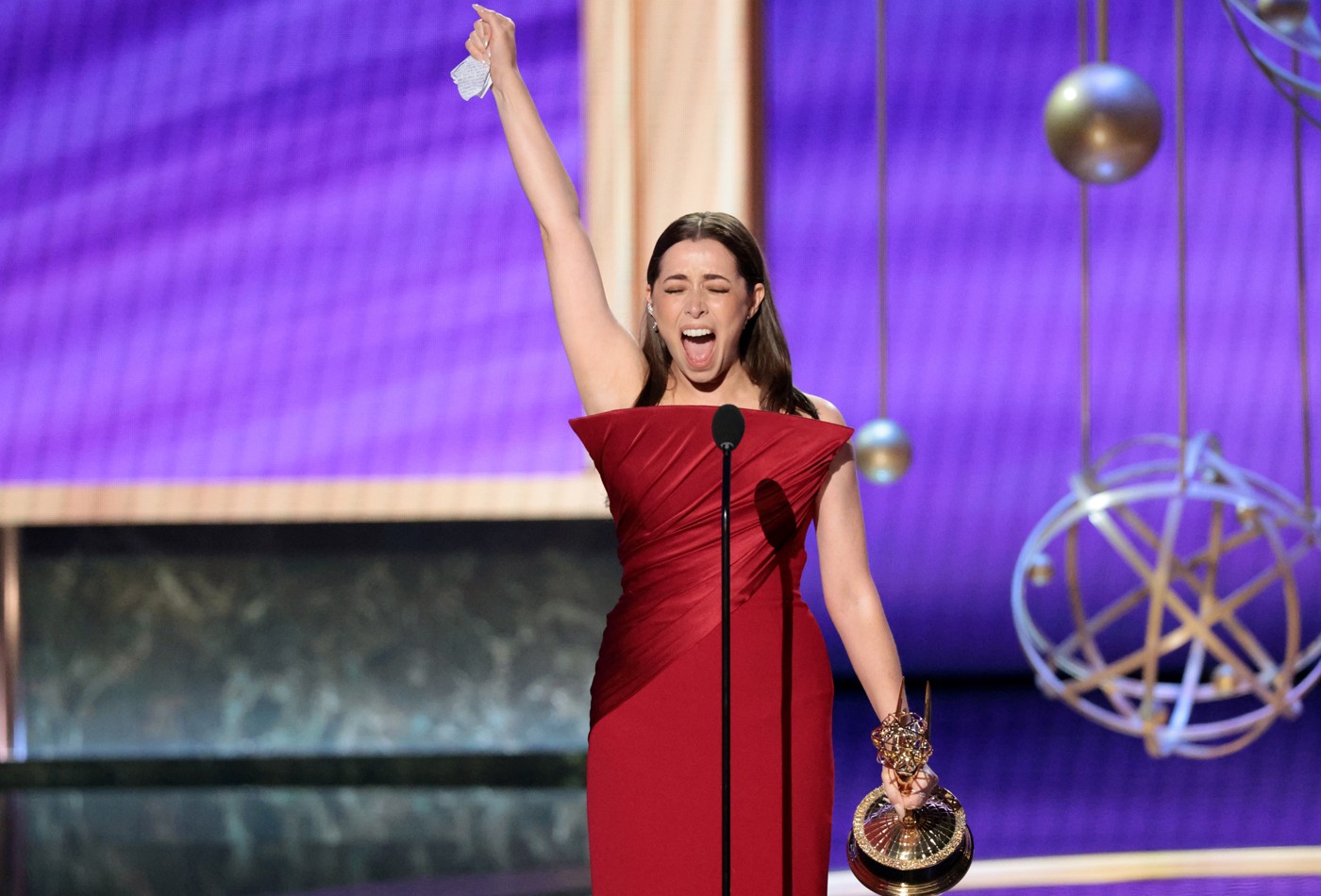 Cristin Milioti Emmy 2025: vencedora passa por sufoco após queda em festa pós-premiação - OnSpeed - Revista de Moda