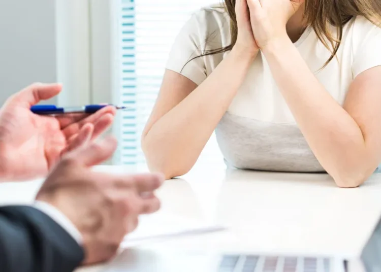 Mulheres recebem 21,3% a menos que homens em empresas privadas com mais de 100 empregados