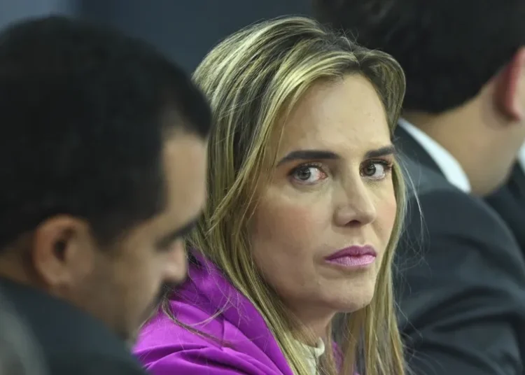 Governadora do DF pede aval da gestão Lula para empréstimo ao BRB