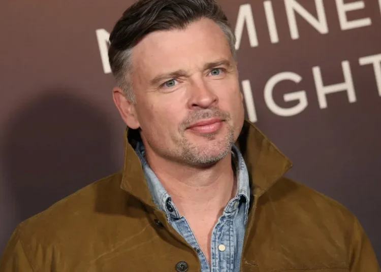 Longe de Hollywood, Tom Welling, de 'Smallville', cria cavalos em rancho nos EUA