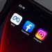 UE acusa Meta de permitir acesso de menores de 13 anos a Facebook e Instagram