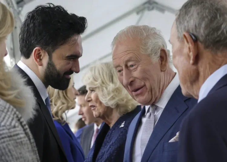 Mamdani tenta "encorajar" Charles III a devolver diamante à Índia