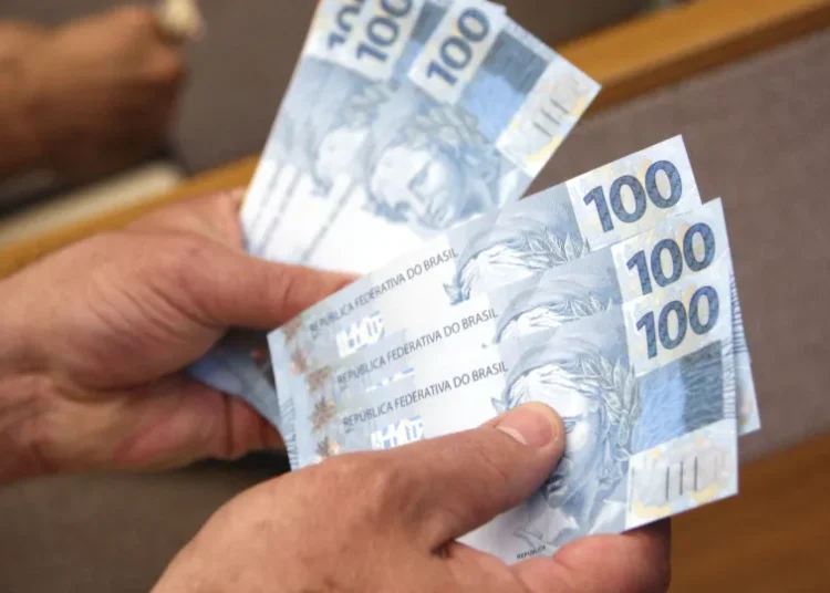 Salário médio do trabalhador amplia recorde e chega a R$ 3.722