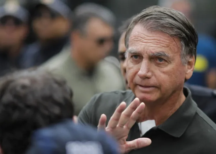 Cirurgia no ombro de Bolsonaro ocorreu sem intercorrências, diz equipe