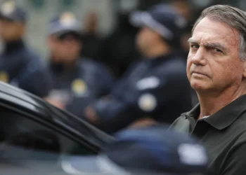 Bolsonaro tem boa evolução após cirurgia e seguirá internado, diz boletim médico