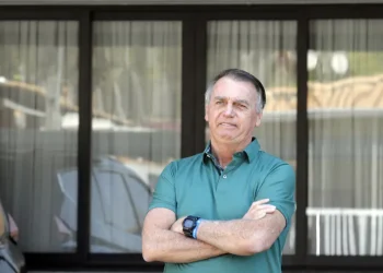 Bolsonaro tem alta de hospital e volta para prisão domiciliar após passar por cirurgia no ombro