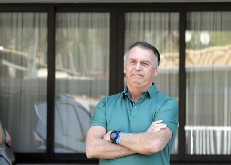 Bolsonaro tem alta de hospital e volta para prisão domiciliar após passar por cirurgia no ombro