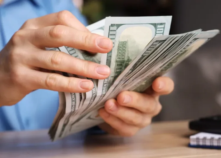 Dólar fecha em alta com leilão do BC, e Bolsa avança com negociações no Oriente Médio