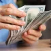 Dólar fecha em alta com leilão do BC, e Bolsa avança com negociações no Oriente Médio